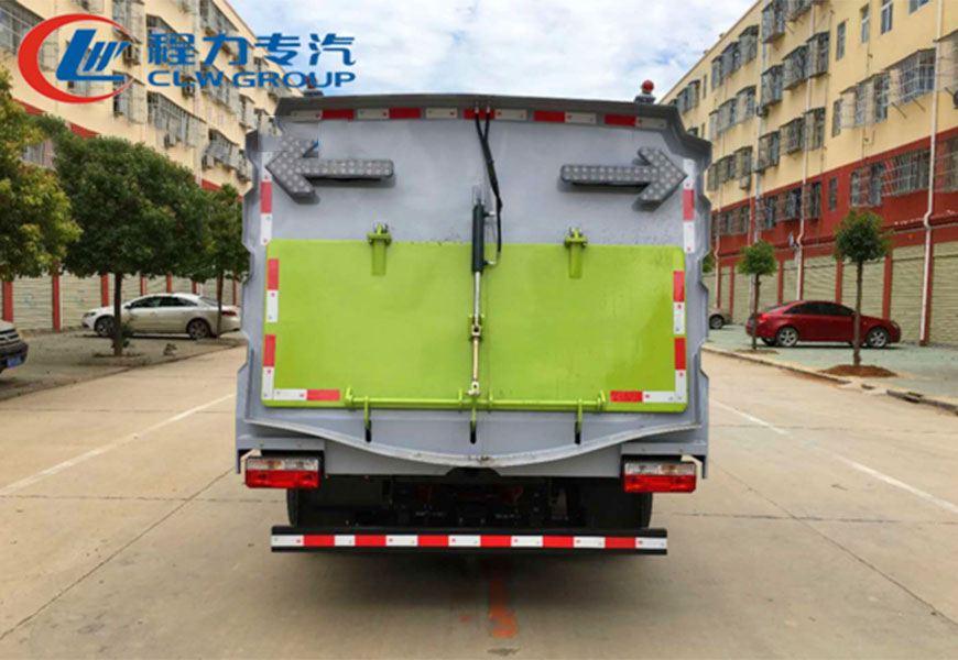 東風(fēng)多利卡8方掃路車(chē)后方位展示圖