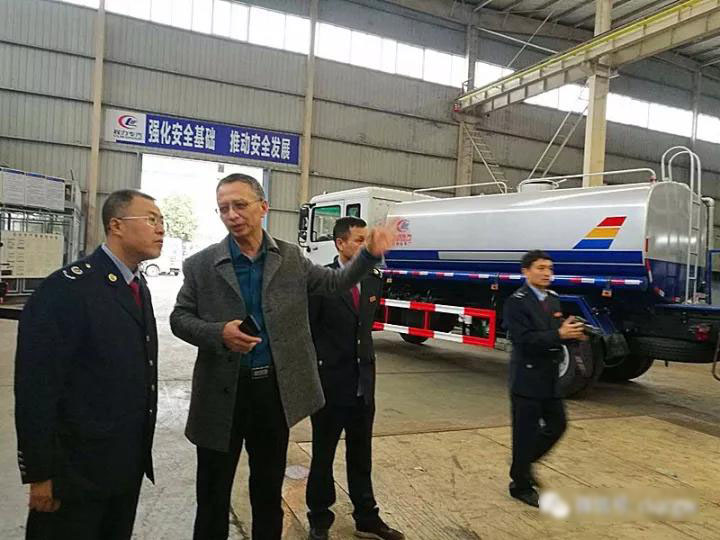 曾都區(qū)南郊國(guó)稅分局局長(zhǎng)率隊(duì)到程力汽車集團(tuán)考察調(diào)研指導(dǎo)工作